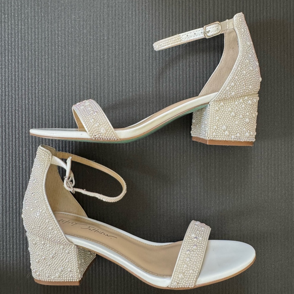 Betsey Johnson Mari Sandal White Sparkly Rhinestones size 8